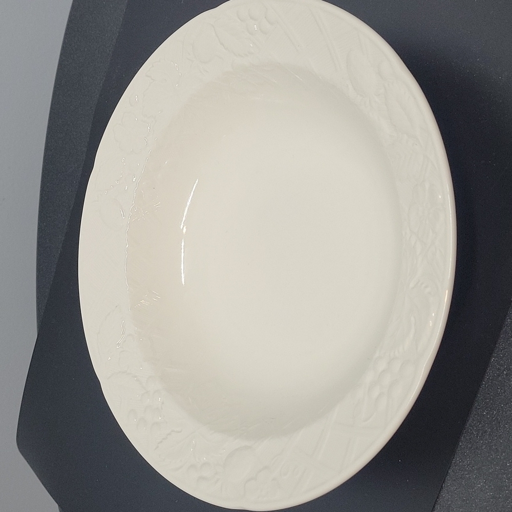 MIKASA English Countryside White 10" Round Vegetable Bowl - Picture 5 of 9